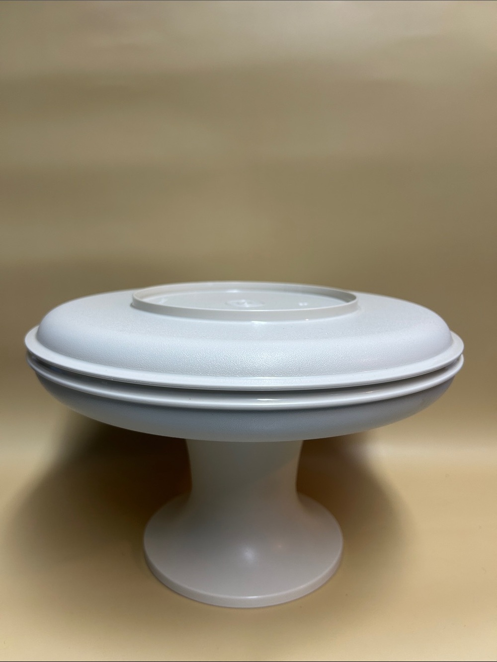 TUPPERWARE MULTI PURPOSE CLASSIC CAKE STAND OR DIP & SNACK TRAY WITH LID